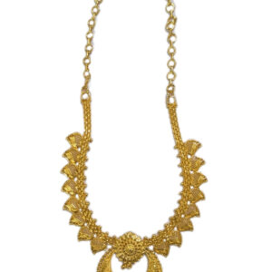 Crescent moon-shaped pendant striking necklace